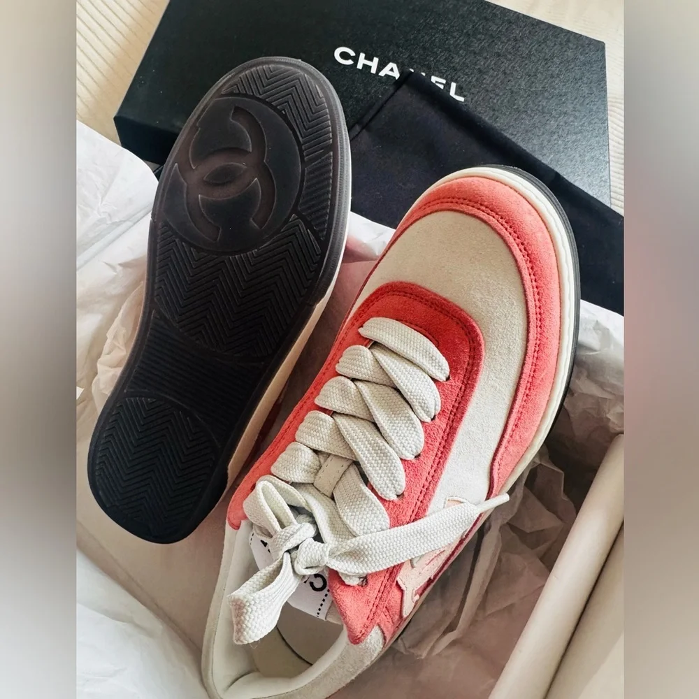 CHANEL elegant sneakers
